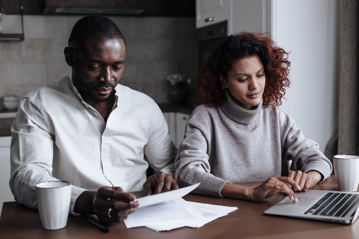 Un couple d'acheteurs lit le résumé du rapport d'inspection envoyé par leur courtier