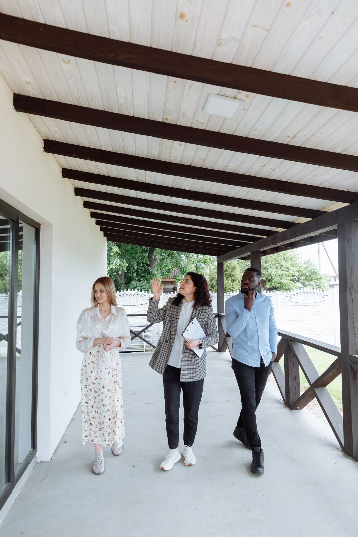 Une courtière fait visiter une maison à un couple