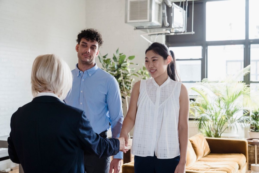 Une courtière conclut une entente avec ses clients