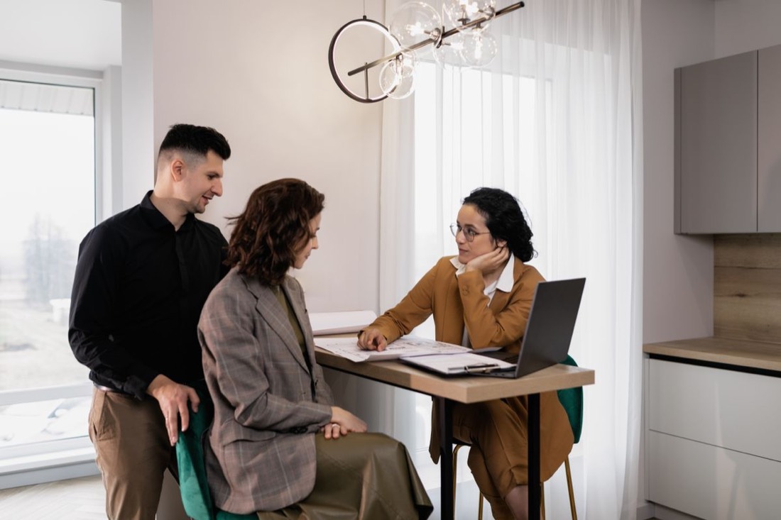 Un courtier présente son analyse à un couple